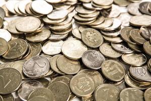 manojo de rublos rusos en forma de monedas