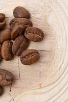granos de café sobre fondo de madera foto