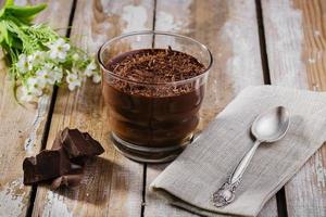 mousse de chocolate en un vaso foto