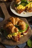 sándwich de desayuno con huevo y jamón foto