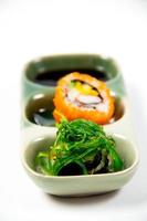 cerrar el delicioso sushi japonés foto