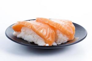 sushi de salmón en el plato