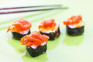 rollos de sushi comida tradicional japonesa foto