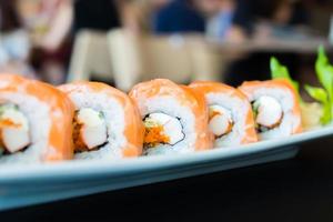 rollo de sushi de salmón