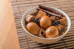 huevos, tofu y carne de cerdo en cinco especias salsa marrón foto