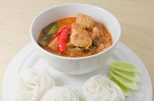 curry rojo vegano con fideos de arroz tailandés foto