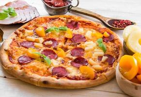 pizza exótica con piña y durazno foto