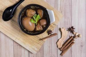 comida tailandesa: huevo guisado con carne de cerdo y tofu