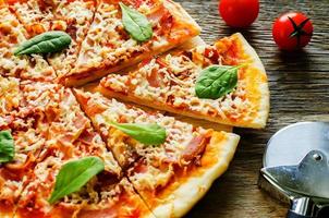 pizza con tocino, mozzarella y espinacas