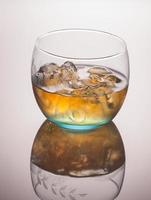vaso de whisky escocés y hielo foto