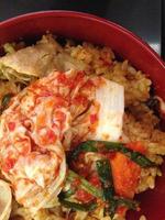 el arroz frito con gmichi y cerdo, comida coreana