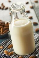 leche de almendras blancas orgánicas foto