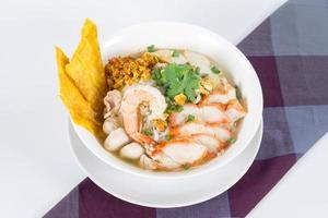 combinación de fideos contiene muchos alimentos tailandeses