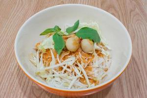 fideos de arroz tailandés con curry foto