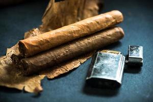cigarros cubanos en hojas de tabaco foto