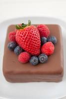 pastel de chocolate con bayas frescas foto