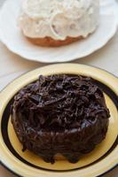pasteles de medio donut y medio croissant, chocolate foto