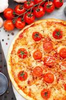 pizza vegetariana con tomates cherry