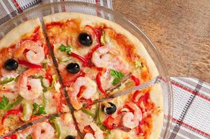 pizza con camarones, salmón y aceitunas foto