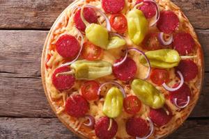 Pizza con salami y pimienta vista superior horizontal, rústica