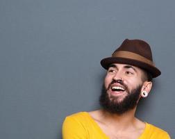 hombre riendo con barba y piercings foto