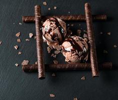 helado de chocolate helado servido con palitos de barquillo foto