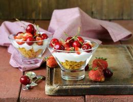 postre de yogurt lácteo con cerezas y fresas