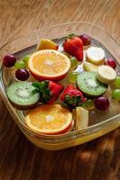 frutas jugosas en una tabla de madera foto