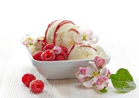 helado de vainilla con bayas frescas foto