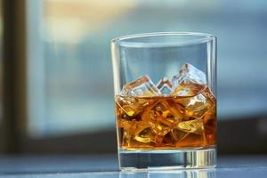 whisky con hielo en una mesa foto