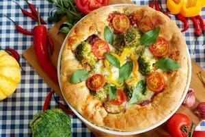 Pizza de margarita vegetariana casera en la mesa foto