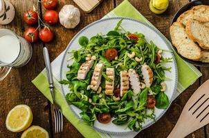 Arugula and lamb's lettuce with grilled chiken