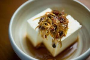 cocina japonesa hiyayakko (tofu frío) foto