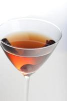Foto de estudio de bebida en copa de martini
