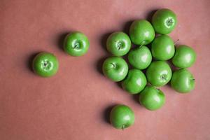 manzanas verdes dispersas foto
