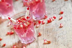 cócteles rosados para el día de san valentín con semillas de granada foto