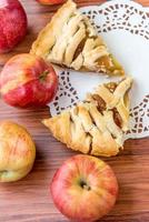 pastel de manzana en rodajas recién horneado