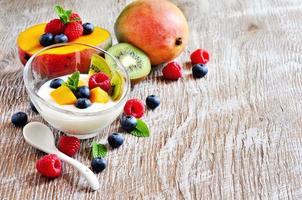 yogur con granola con frutas y bayas, enfoque selectivo foto