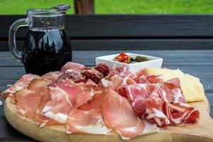aperitivo típico italiano con salami, queso y encurtidos foto