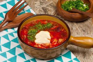 tazón de sopa de remolacha roja foto