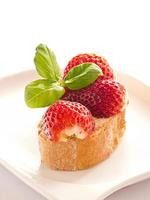 Erdbeeren auf einer Scheibe Baguette photo