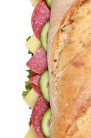 Vista superior de un sub sandwich con salami foto