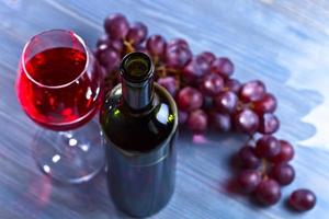 red wine and grapes photo