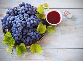 vino tinto y uvas en ambiente vintage foto