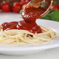 cocinar fideos spaghetti pasta sirviendo salsa de tomate napoli en placa