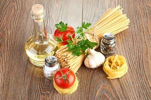 Setting pasta with tomato and garlic