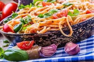 espaguetis a la boloñesa con tomate jerez y albahaca.