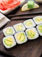rollos de sushi con aguacate