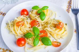 Spaghetti with blue cheese, tomatoes and basil