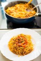 Proces of preparing spaghetti Bolognese